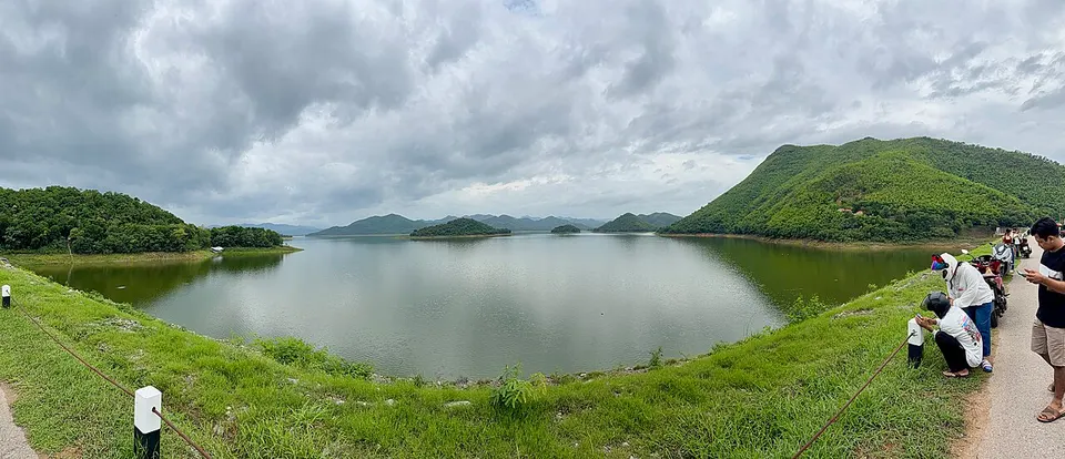 Lake surrounded by green hills — Phetchaburi Province, Thailand