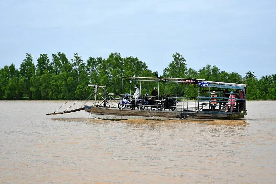 Motorbike river ferry Vietnam — Vĩnh Long, Vietnam