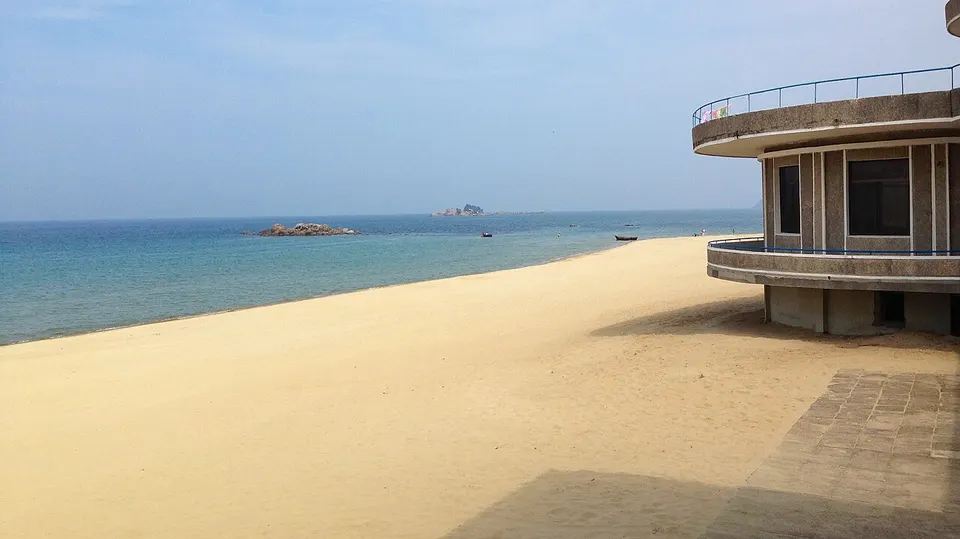 The beach at Sijung Lake, DRPK (14804334759) — Kangwon, North Korea