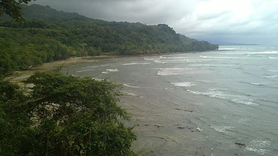 Tropical bay and coastal hills — Provincia Puntarenas, Costa Rica