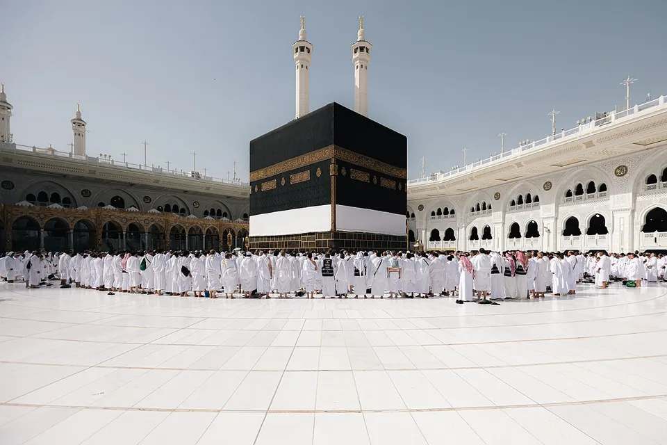 صحن الطواف خلال إحدى الصلوات في المسجد الحرام — Makkah Region, Saudi Arabia