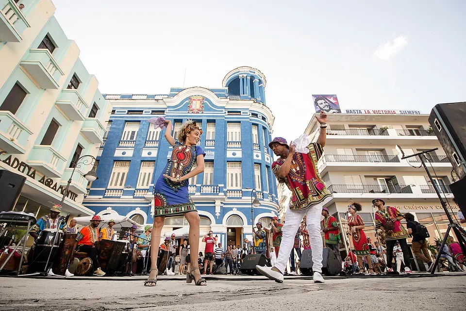 Bailarines de rumba cubana en la plaza de los trabajadores de Camagüey, Cuba — Camagüey, Cuba