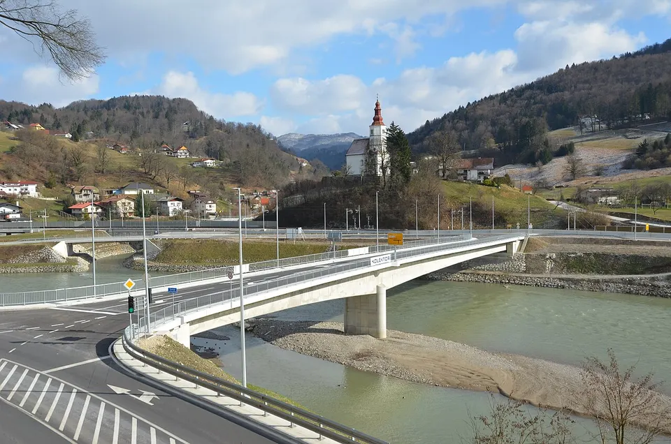 Bridge over Savinja River at Marija Gradec near Laško with Marija Gradec church — Vzhodna, Slovenia