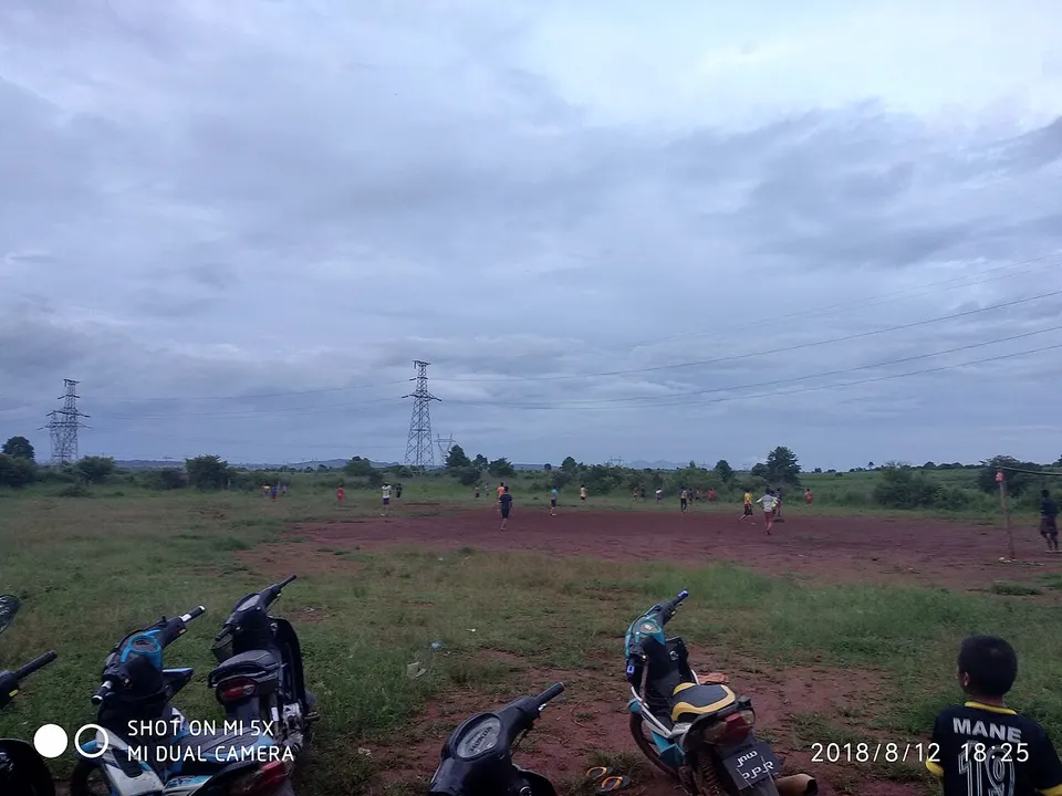 နမ့်စန် ပင်မဓာတ်အားခွဲရုံရှေ ကွင်းပြင်တွင် လူငယ်များ ဘောလုံးကန် — Shan, Myanmar
