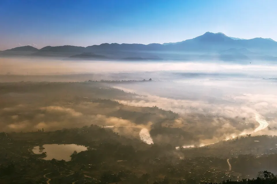 Sunrise and the awakening of the valley — Bagmati, Nepal