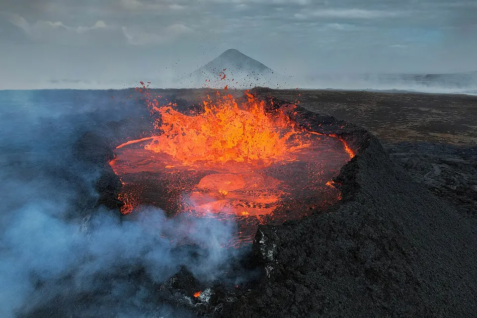 001 Volcano eruption of Litli-Hrútur in Iceland in 2023 Photo by Giles Laurent — Southern Peninsula, Iceland