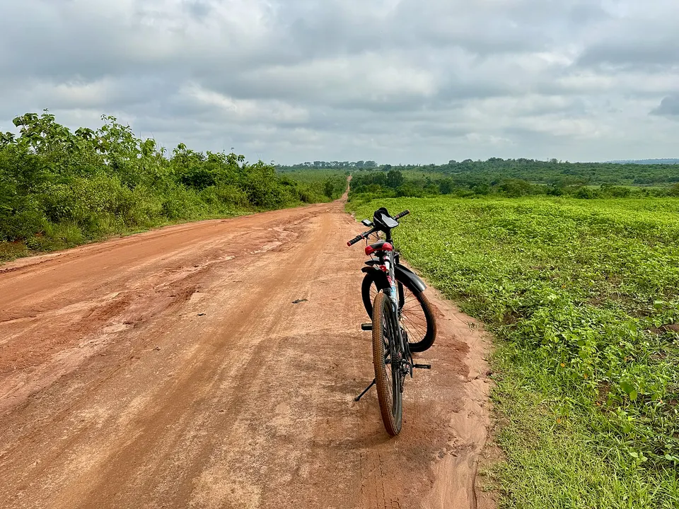 Vélo sur une piste rurale à Allada 01 — Atlanique, Benin