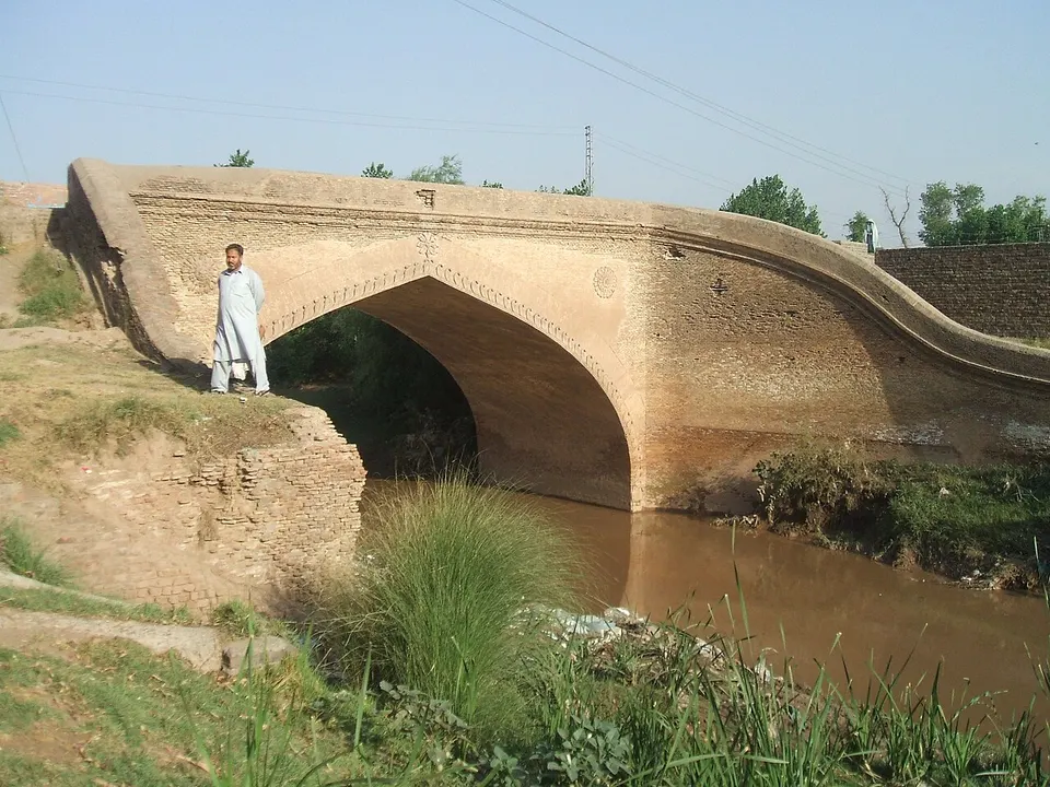 Bridge in Peshawar at Inqilab Road. — Khyber Pakhtunkhwa, Pakistan