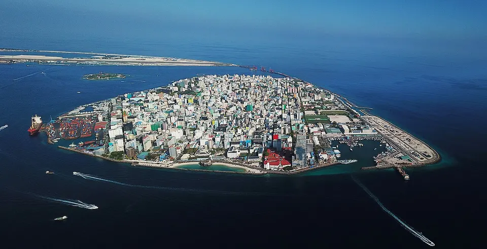 Aerial view of an island city and harbour — Malé, Maldives