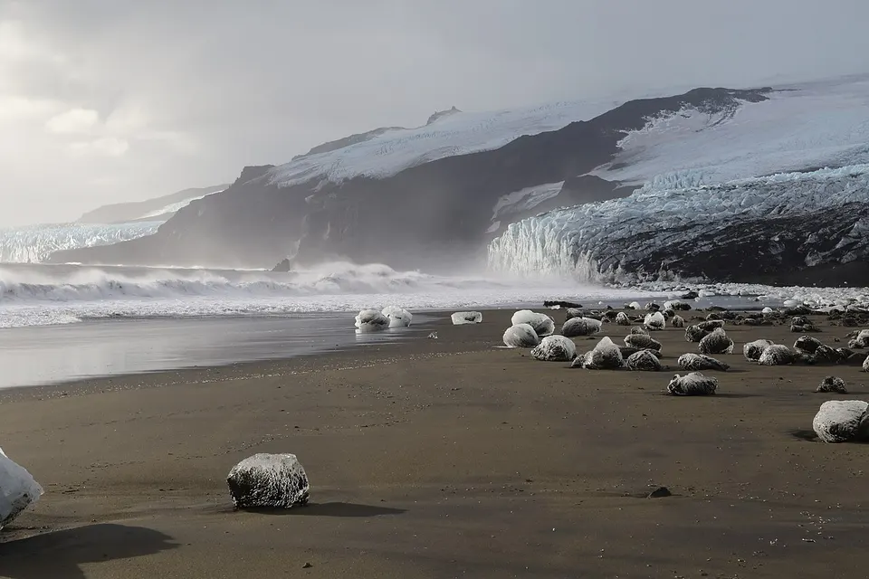 Rocky polar coastline and snow-covered mountains — Heard Island and McDonald Islands, Heard Island and McDonald Islands