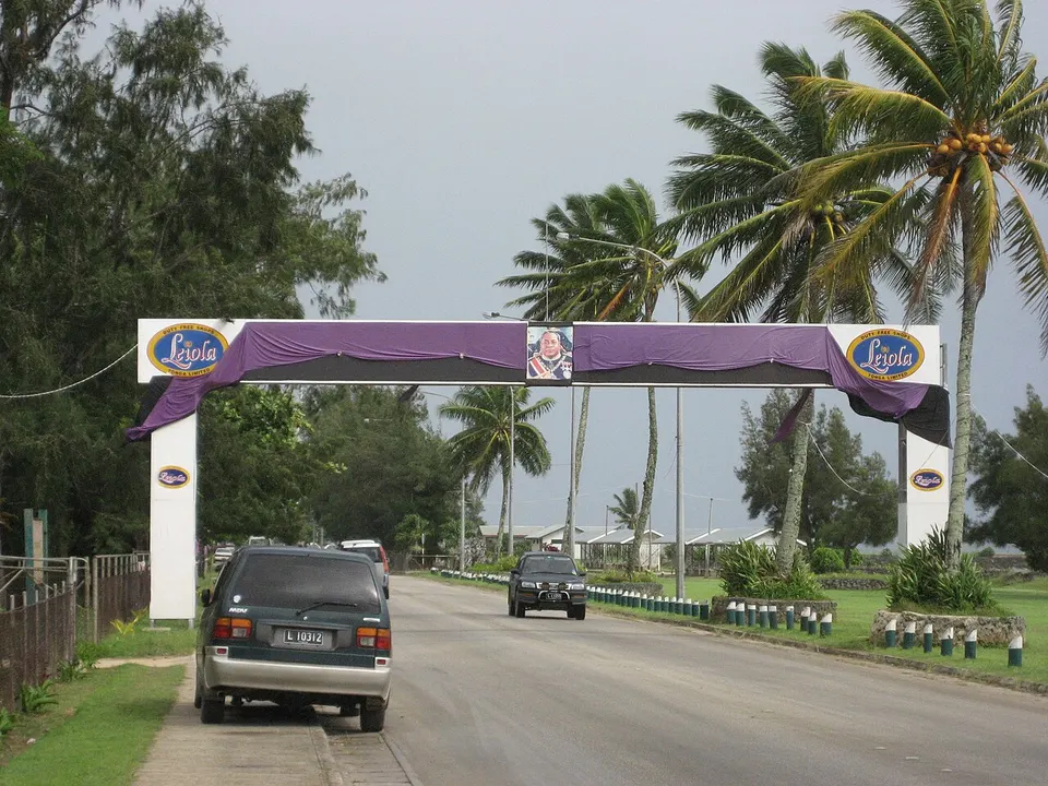 Royal Symbol on Main Road Between Town and Port - Purple and Black in mourning after death of king Tupou IV (Two-four to the expats) February 2007 - panoramio — Tongatapu, Tonga