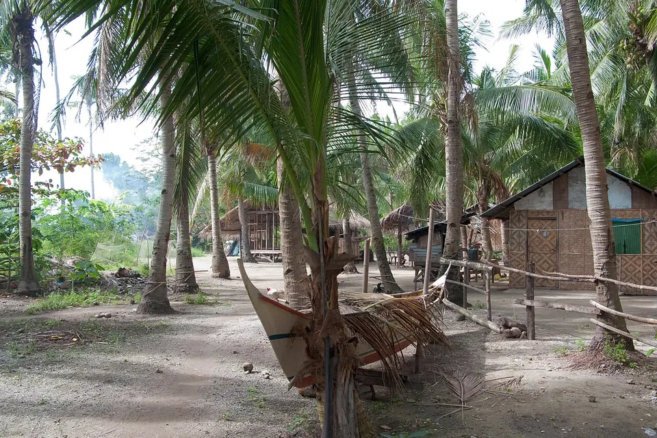 Malapascua (island), Rural village with bungalows and wooden boats, Philippines — Central Visayas, Philippines