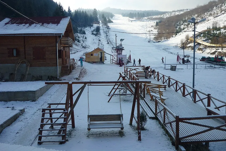 A pihenő és a pálya vége - panoramio — HARGHITA, Romania