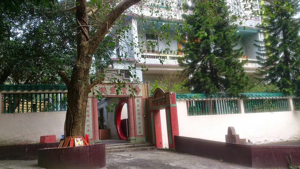Historic building among trees — Wong Tai Sin, Hong Kong