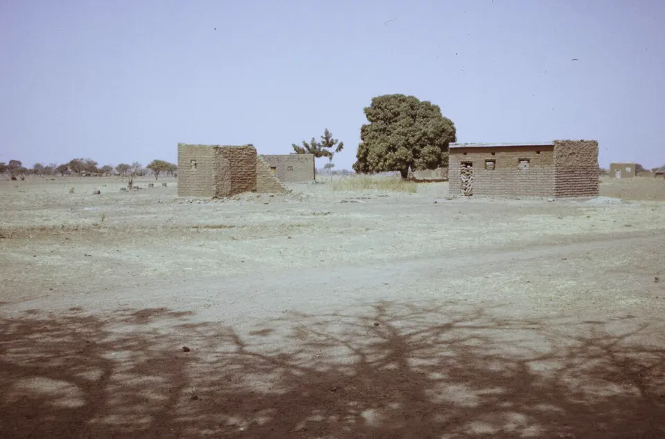 ASC Leiden - F. van der Kraaij Collection - 10 - 011 - Quelques maisons rectangulaires en adobe en construction - Pouytenga, Kouritenga, Centre-Est, Burkina Faso, 1981 — Centre-Est, Burkina Faso