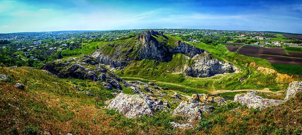 Complexul geologic și paleontologic din bazinul râului Lopatnic. Lângă satul Corjeuți. Panoramă — Briceni, Moldova