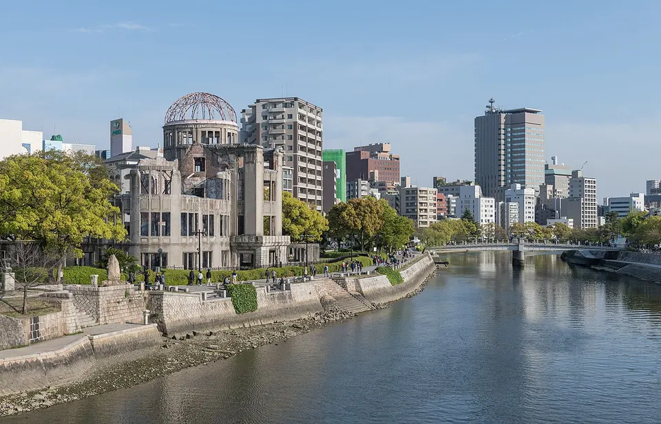 Riverfront and city skyline — Hiroshima, Japan