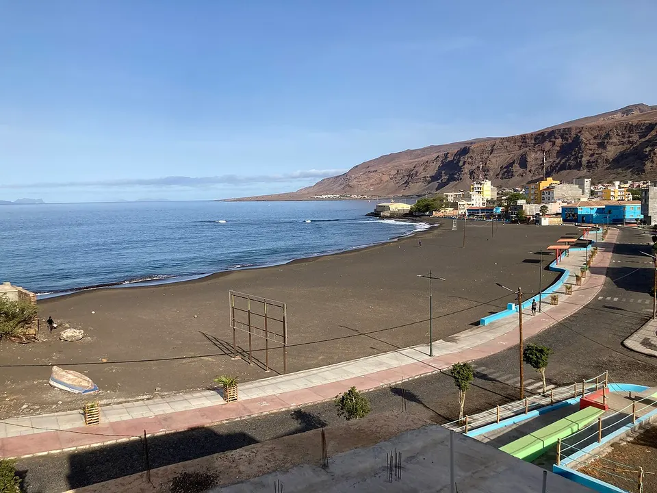 Dark-sand coastline and blue sea — Tarrafal de São Nicolau, Cabo Verde