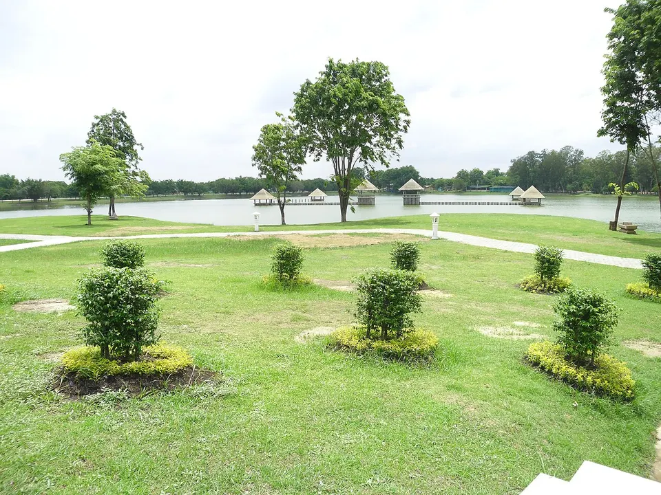 Open park and pond — Phra Nakhon Si Ayutthaya Province, Thailand