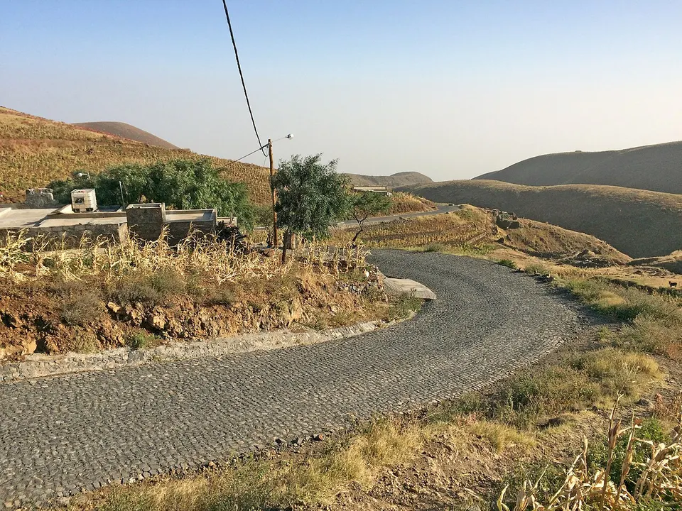 Winding road through dry hills — Porto Novo, Cabo Verde