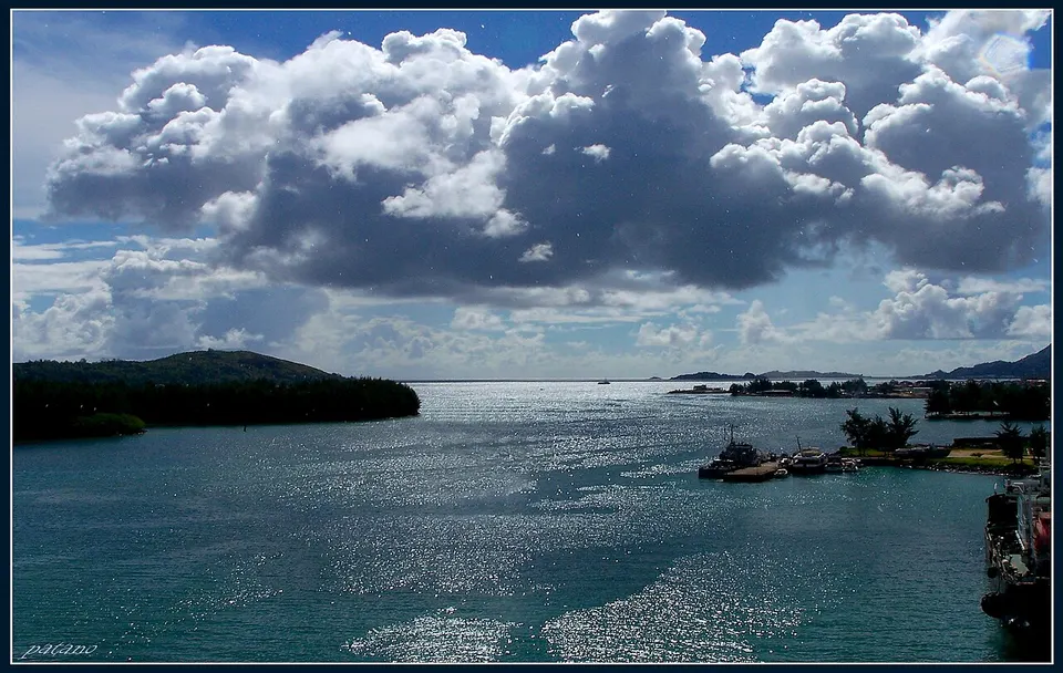 Pioggia tropicale a Victoria - panoramio — Roche Caïm, Seychelles