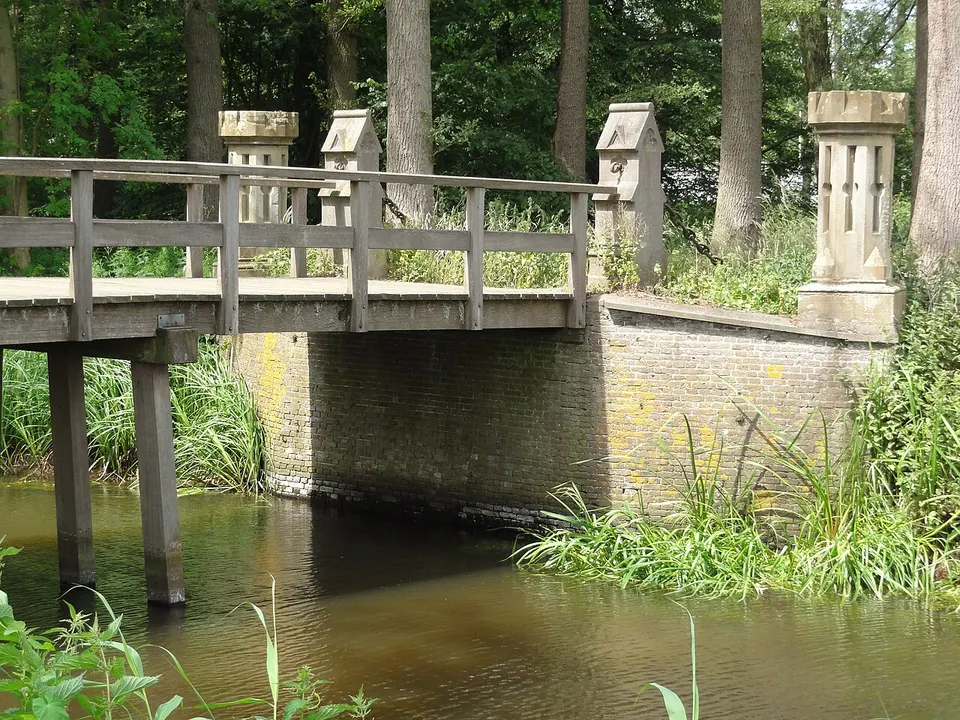 Kasteel Heeswijk Rijksmonument 511917 brug zuidelijke oprijlaan (1) — Noord-Brabant, The Netherlands