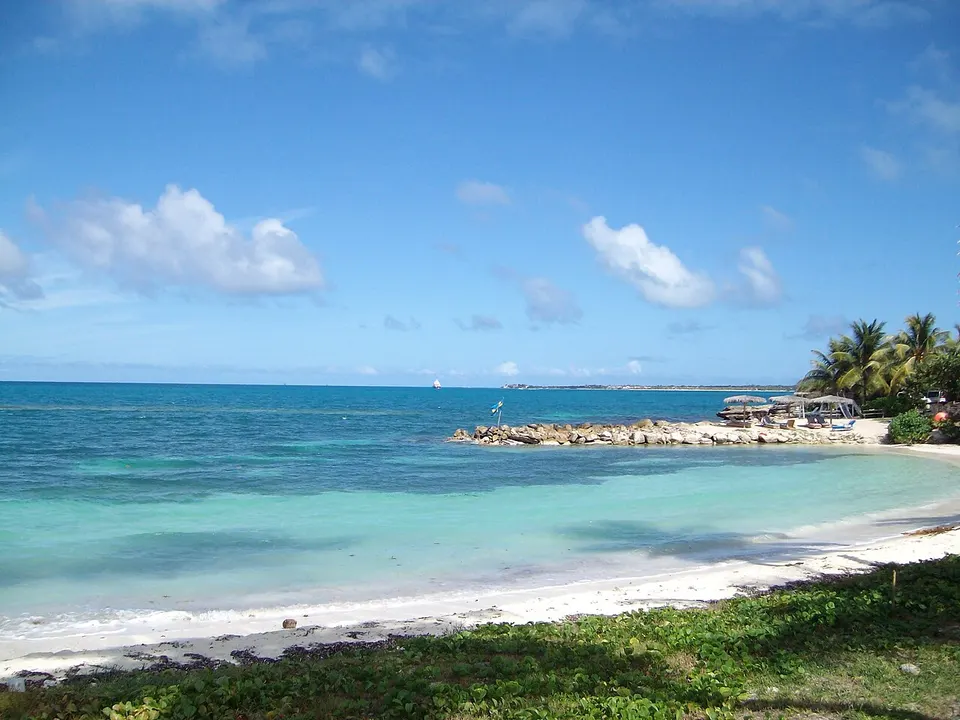 Turquoise sea and beach — Saint George, Antigua and Barbuda