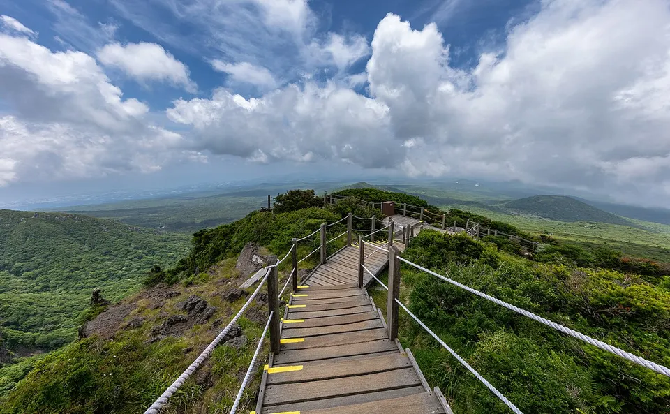Mountain walking trail and green landscape — Jeju, South Korea