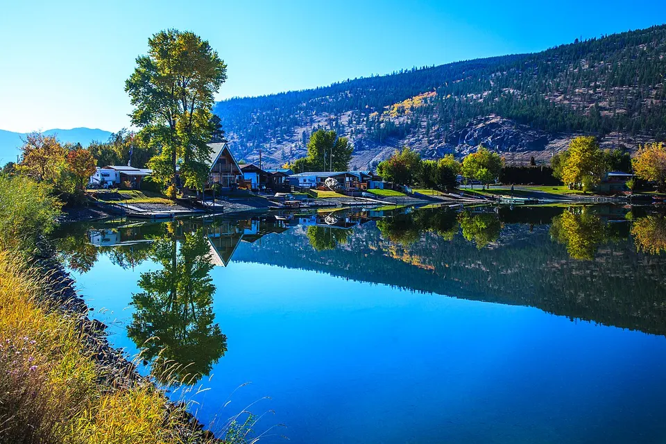 Autumn on Nicola Lake — North Thompson & Nicola Valleys, Canada