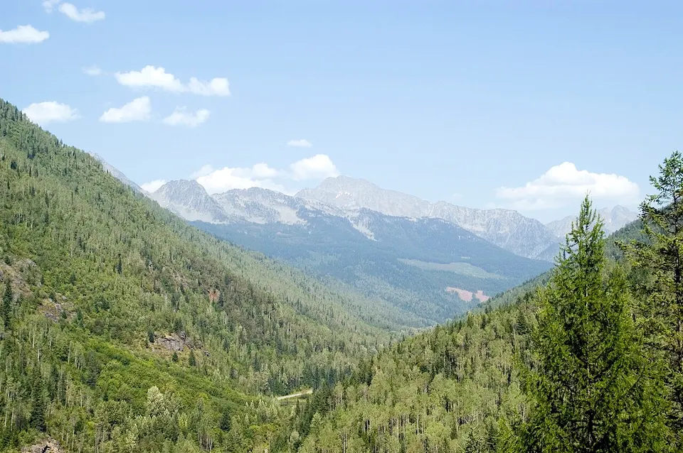Kootenay mountain valley — West Kootenay & Revelstoke, Canada