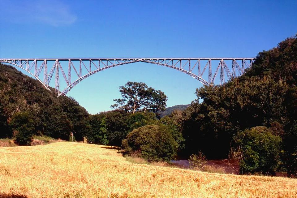 Viaduc du Viaur vue from west 01 08 — Aveyron, France