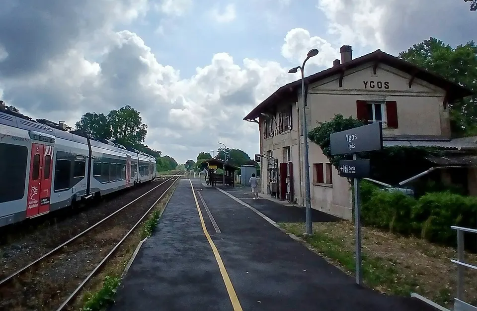 Gare Ygos TER Nouvelle Aquitaine — Landes, France