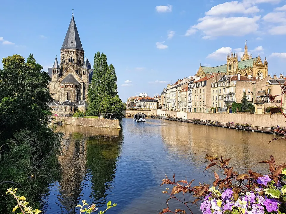 Metz - View of Temple Neuf, Moselle river and Cathédrale Saint Etienne from Moyen Pont (Q22690) — Moselle, France