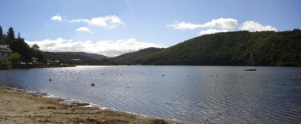 Panorama Lac Chambon — Puy-de-Dôme, France