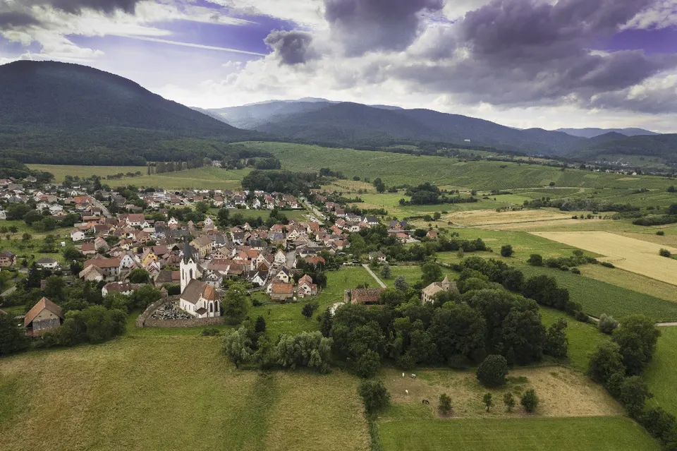 Le château, l'église, le village, le Hartmannswillerkopf, le Grand-Ballon — Haut-Rhin, France