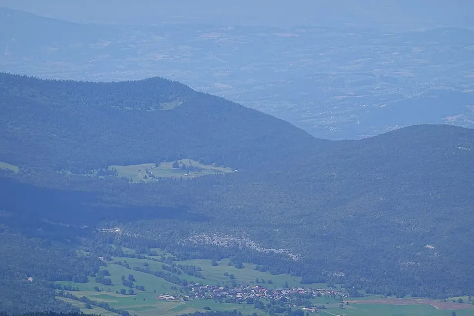 Montagne de Bange @ Sommet @ Mont Colombier (51395520215) — Savoie, France