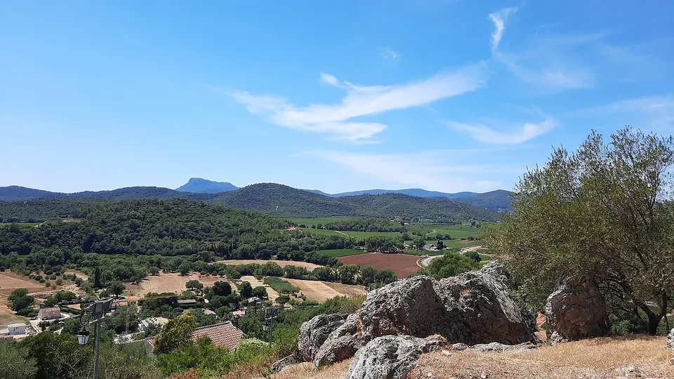 Paysages varois depuis le village de Pierrefeu-du-Var — Var, France