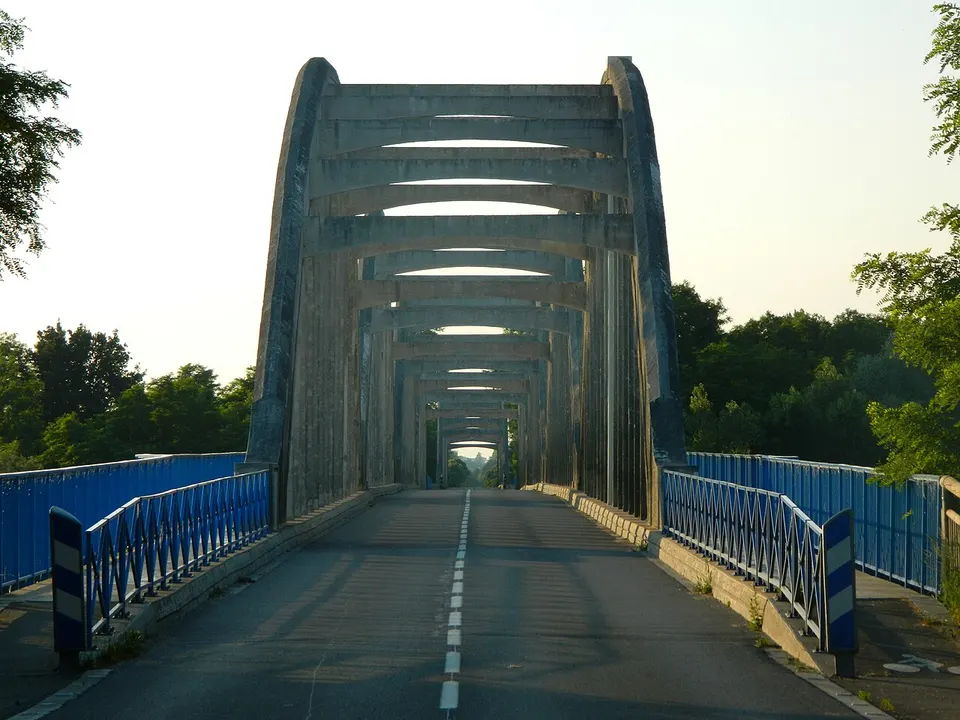 LoireBridge2 (10015355946) — Centre-Val de Loire, France
