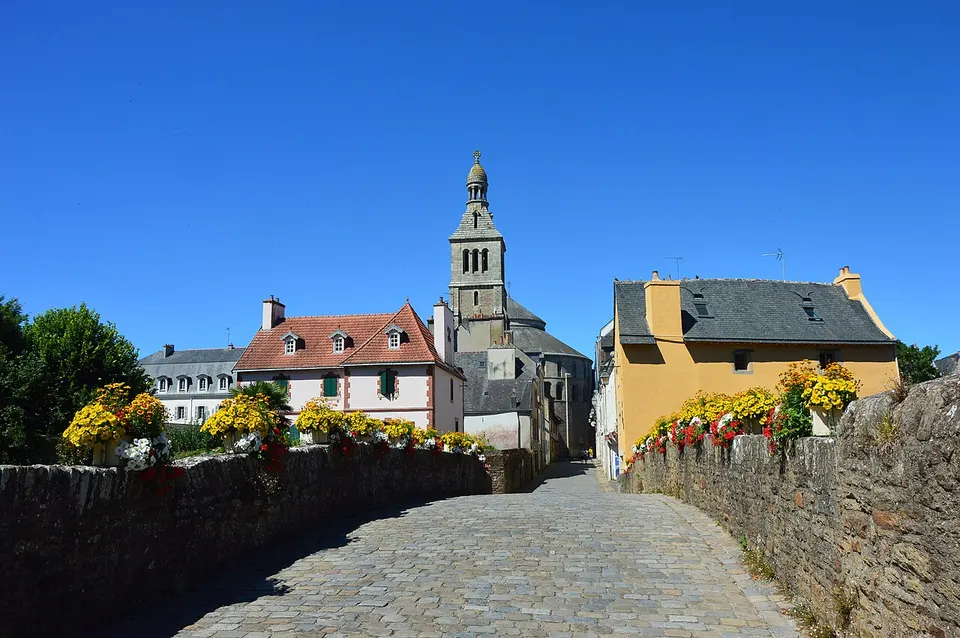 Quimperlé Pont Fleuri carrying the Voie de la Pointe Saint-Mathieu — Bretagne, France