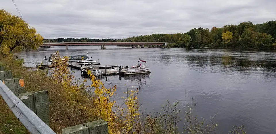 Gatineau-Riv.Gatineau-vue vers l'aval (pont Lady-Aberdeen) à partir de la rive gauche-2018-10-07 — Outaouais, Canada