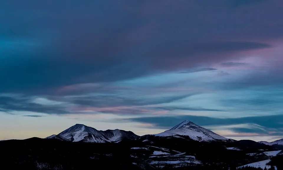 Mountains in Silverthorne in the evening (Unsplash) — Summit, United States