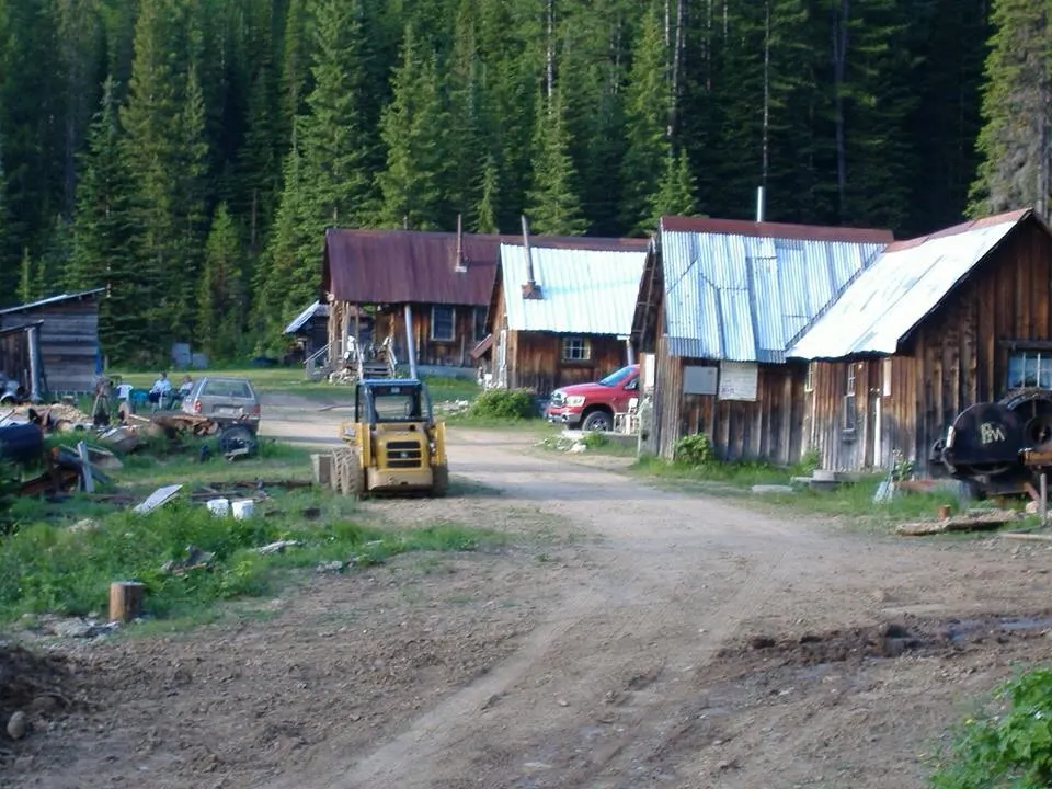 Image of Gildersleeve Mine and the road leading to the cabins — Mineral, United States