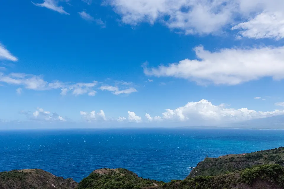 Cliff gazing (Unsplash) — Maui, United States
