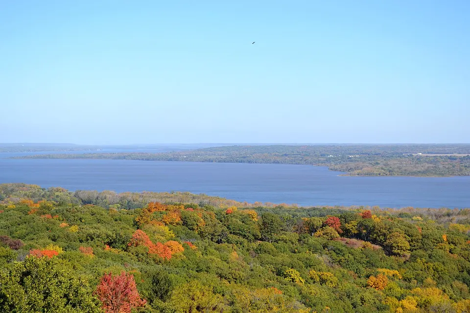 Upper Peoria Lake Peoria Heights tower 20231021 0757 — Peoria, United States