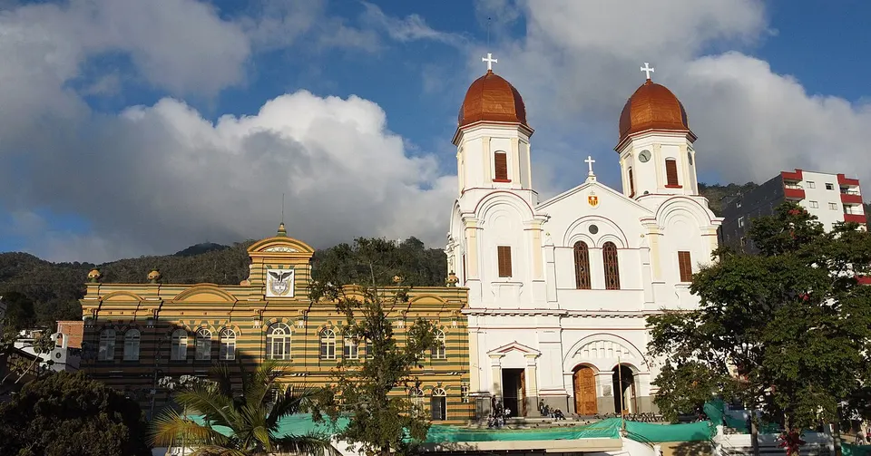 Escuela Rosenda Torres y Basílica Menor Nuestra Señora de la Merced - Yarumal — Yarumal, Colombia