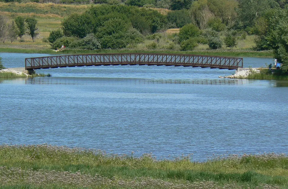 Footbridge over Lake Wehrspann — Sarpy, United States