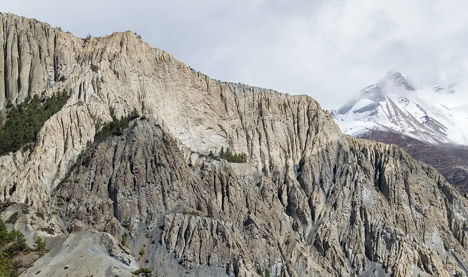 Mountains with erosion - Annapurna Circuit, Nepal - panoramio (1) — Manang, Nepal