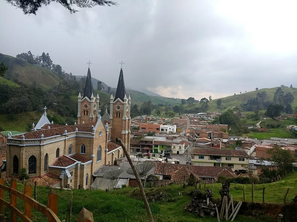 Iglesia de Nuestra Señora del Rosario, Belmira - panorámica desde el viacrucis 1 — Belmira, Colombia