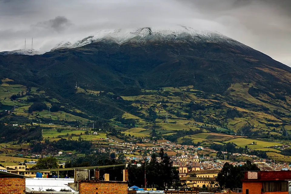 Volcano rising above a green valley — Pasto, Colombia