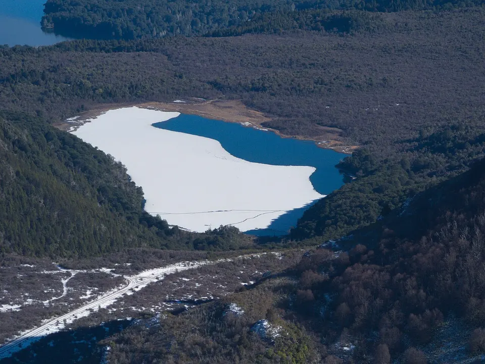 3195W Vista Aerea Laguna Huala Hue Julio2009 — Bariloche, Argentina